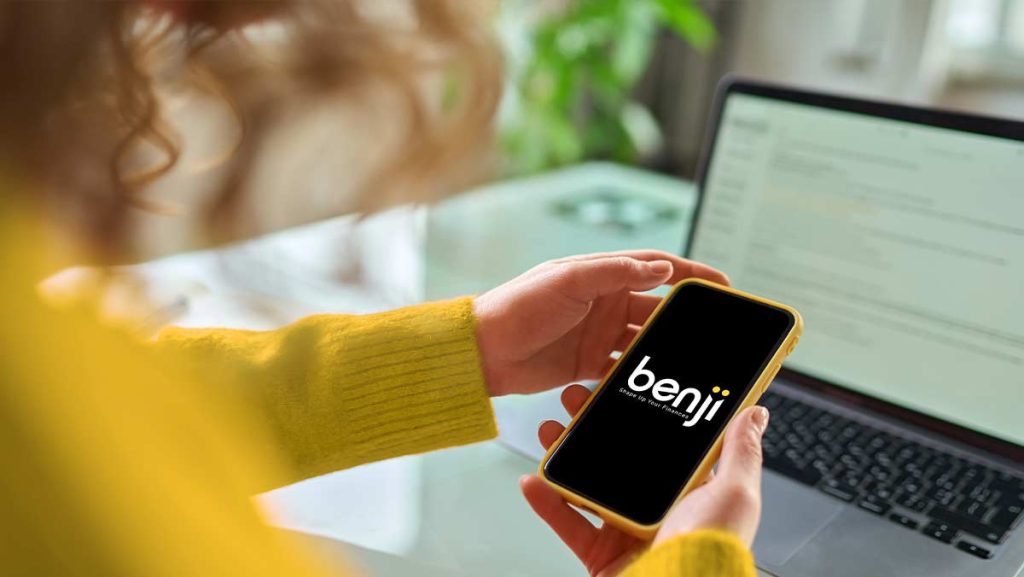 Benji user looking at Benji logo